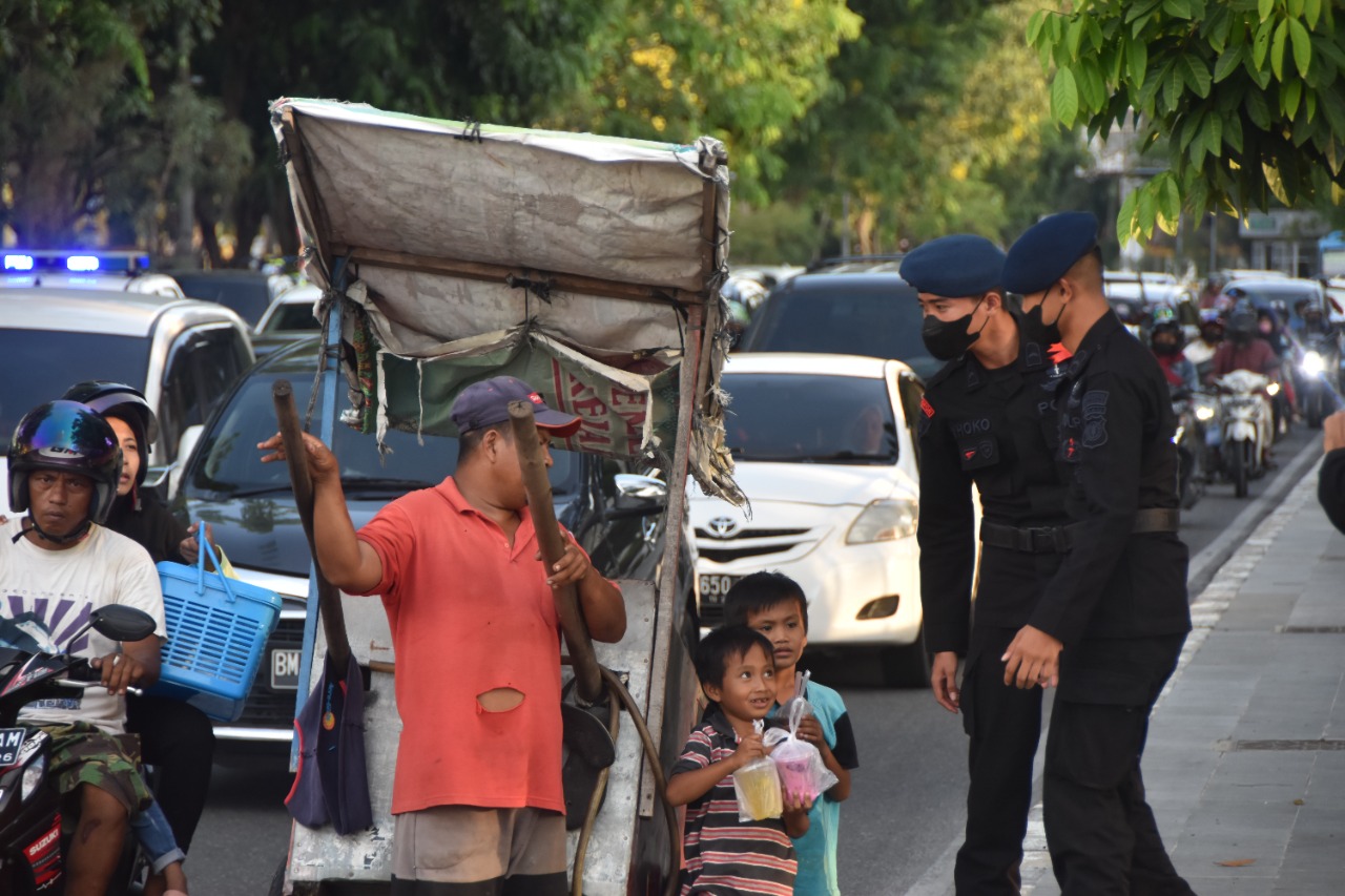 Bagikan Takjil, Brimob Riau berikan pesan Patuhi Protokol kesehatan